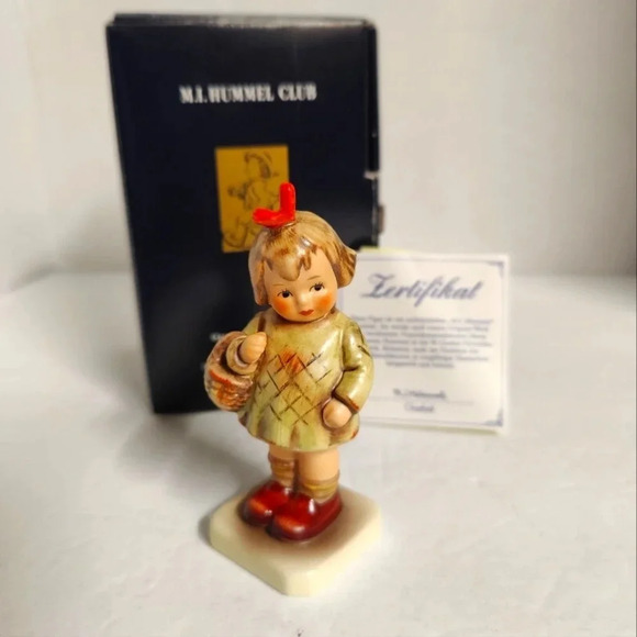 M.I. Hummel Club Figurine #284 / 479, I Brought You A Gift, EXC - Picture 1 of 10